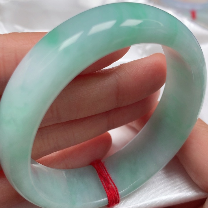 翡翠手镯未镶嵌轮胎贵妃飘花40号