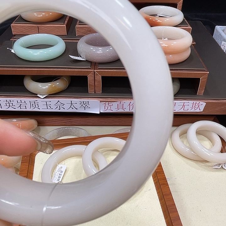 用***9石英质玉手镯未镶嵌