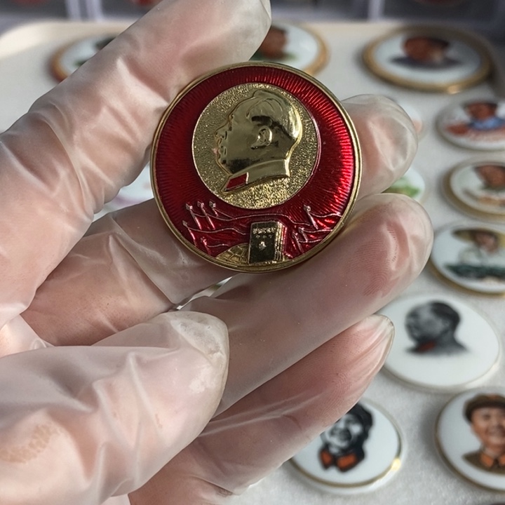 清***间有机玻璃红色收藏023