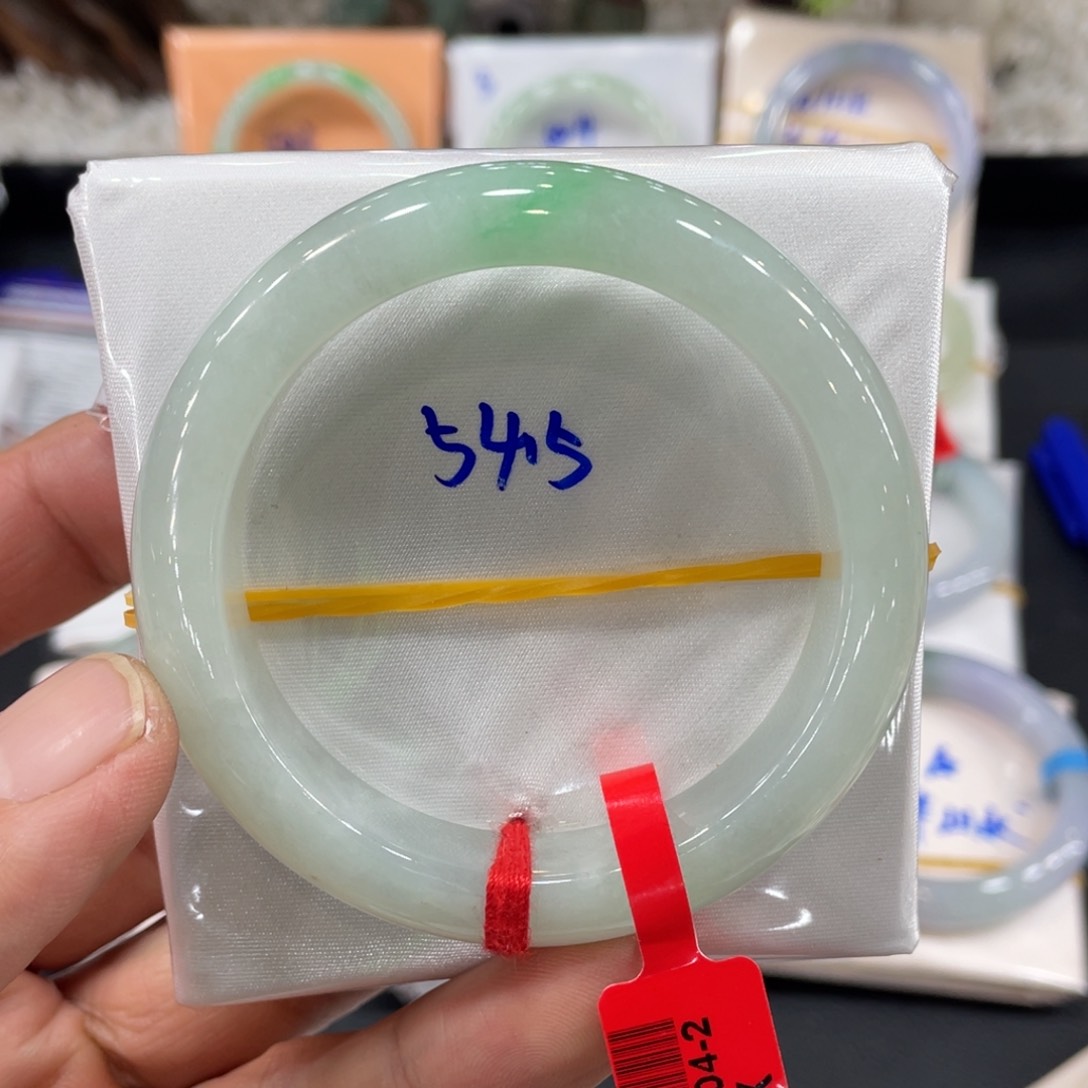 翡翠手镯未镶嵌翡翠