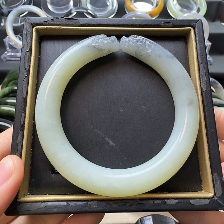 和田玉未镶嵌手镯