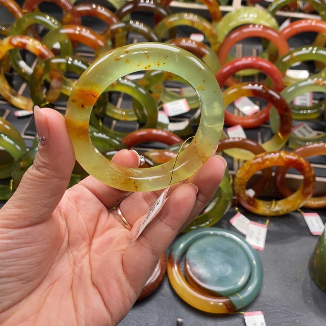 蛇纹石玉手镯未镶嵌