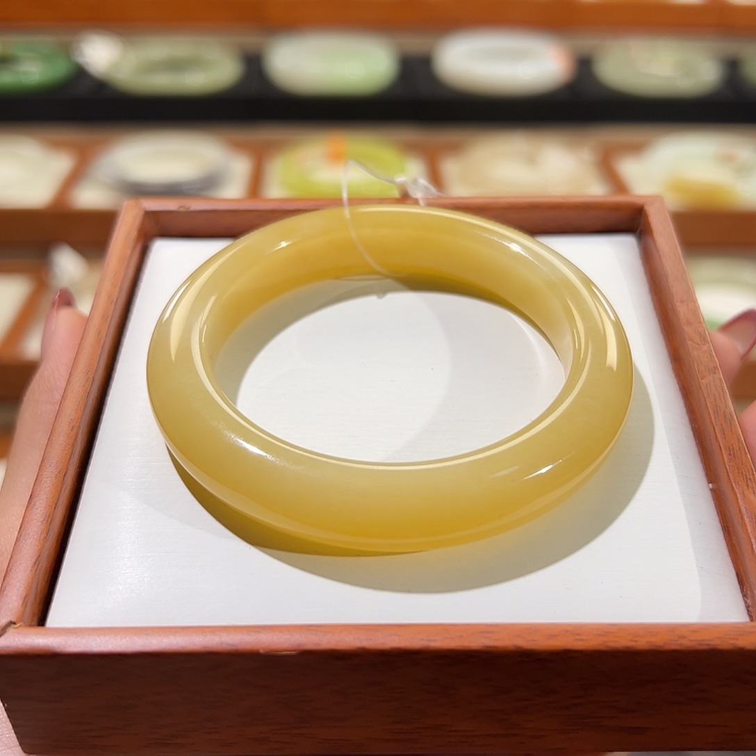 和田玉手镯未镶嵌黄糖满色