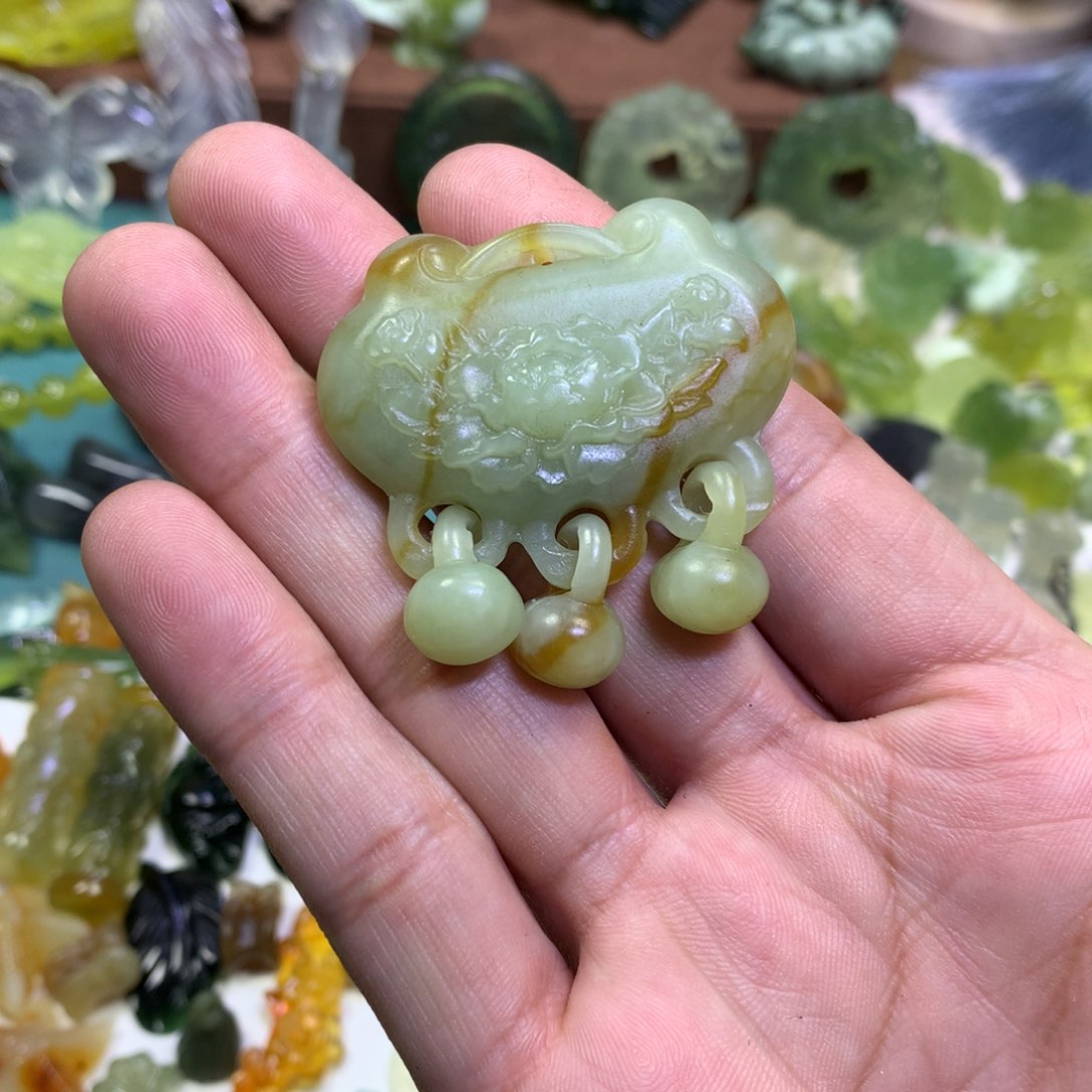岫玉颈饰未镶嵌锁