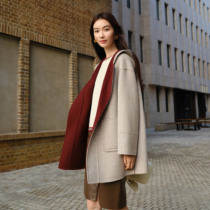 EP雅莹新款女装 气质绵羊毛一粒扣廓形连帽大衣外套8210A