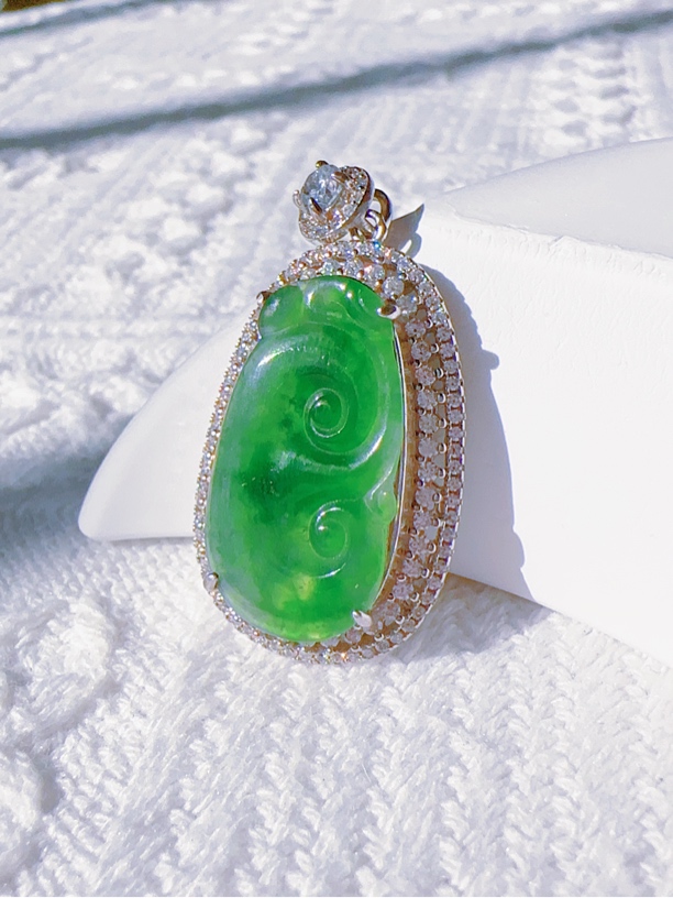 天然A货翡翠时尚如意吊坠