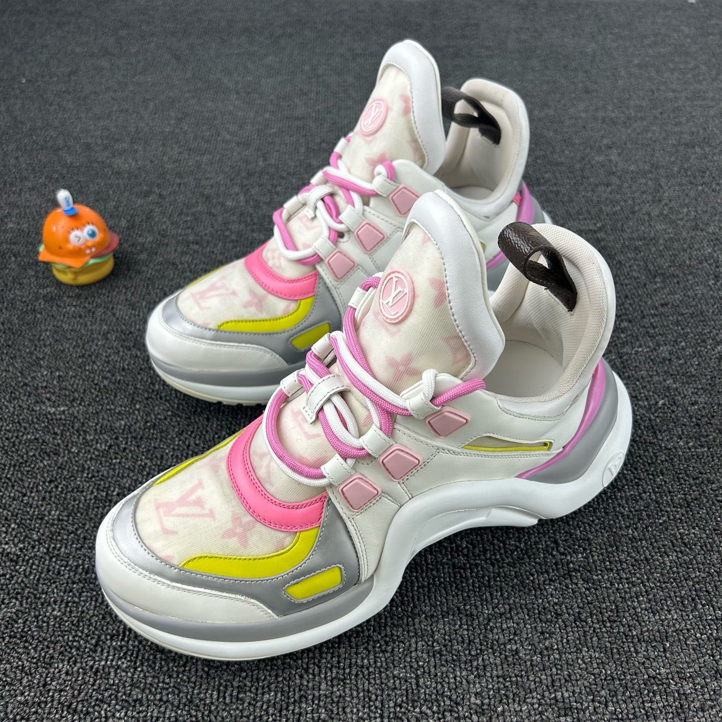 95新 LouisVuitton/路易威登 白粉老爹鞋39码 搭配老花设计HB3060