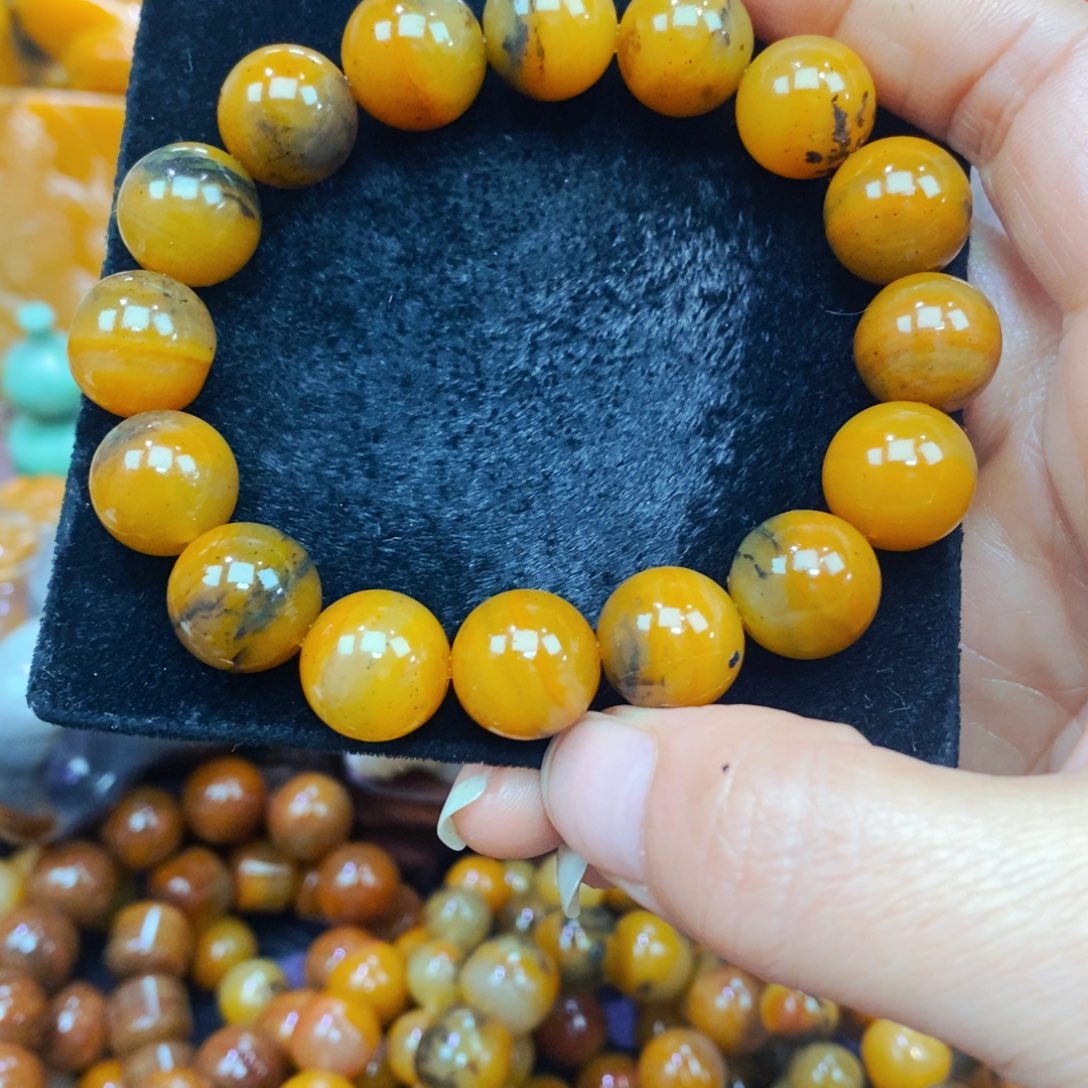 未镶嵌石英质玉（黄龙玉）颈饰