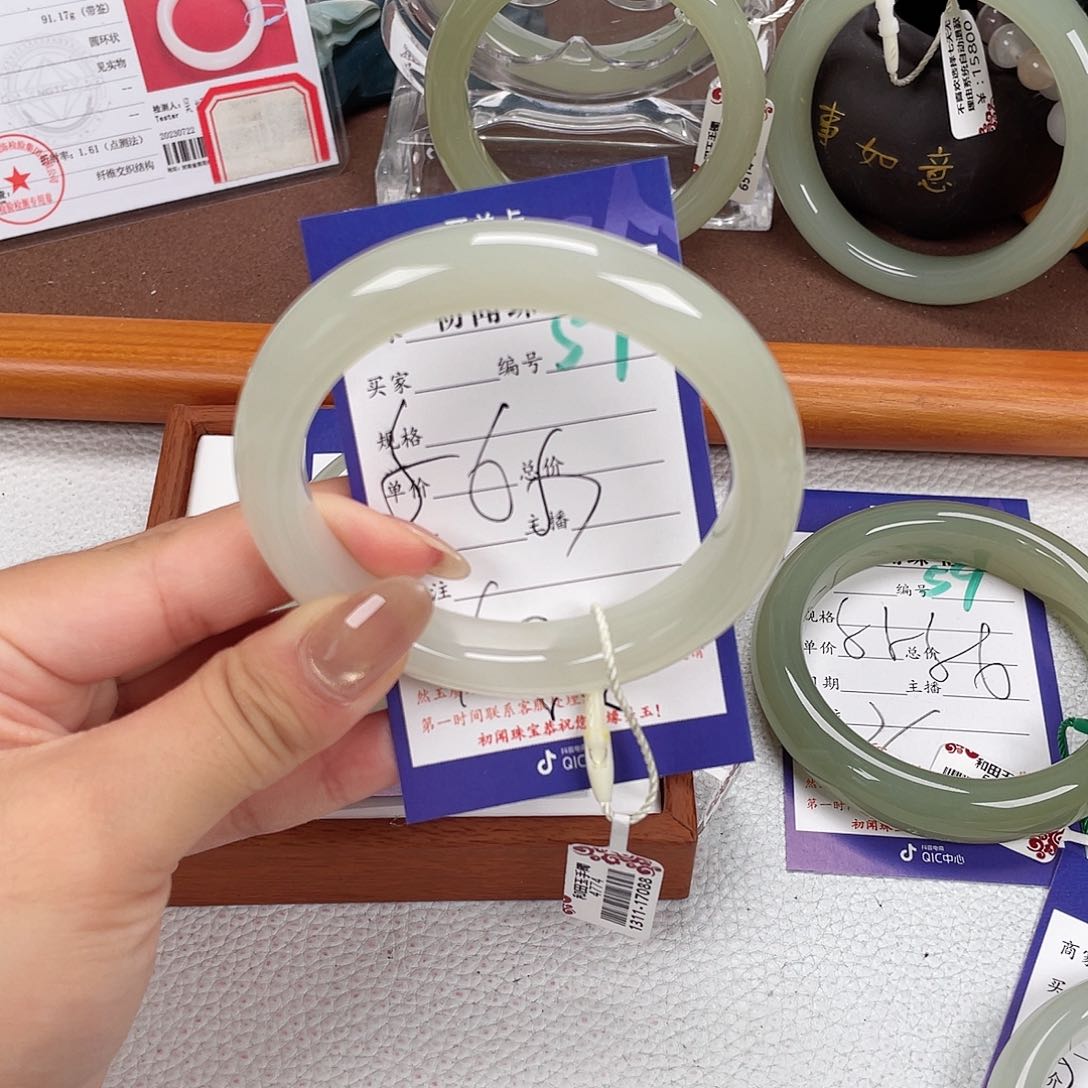 和田玉手镯未镶嵌