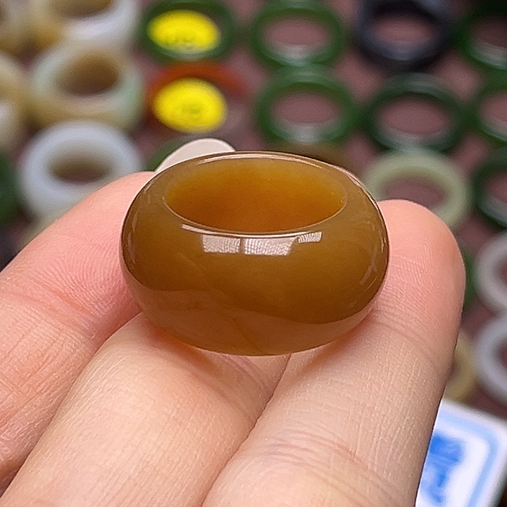 娜***麻和田玉未镶嵌戒指