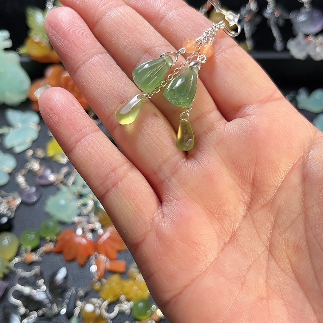 张***辰蛇纹石玉未镶嵌耳饰