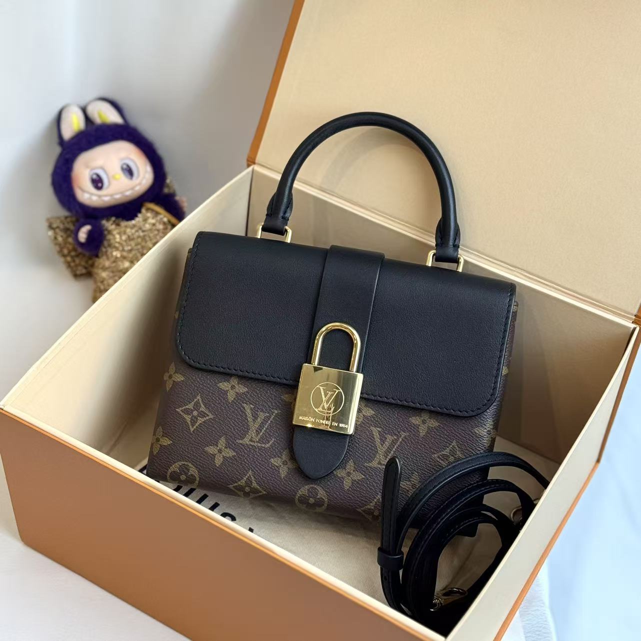 95新 LouisVuitton/路易威登 LOCKY BB 黑锁头手提单肩包