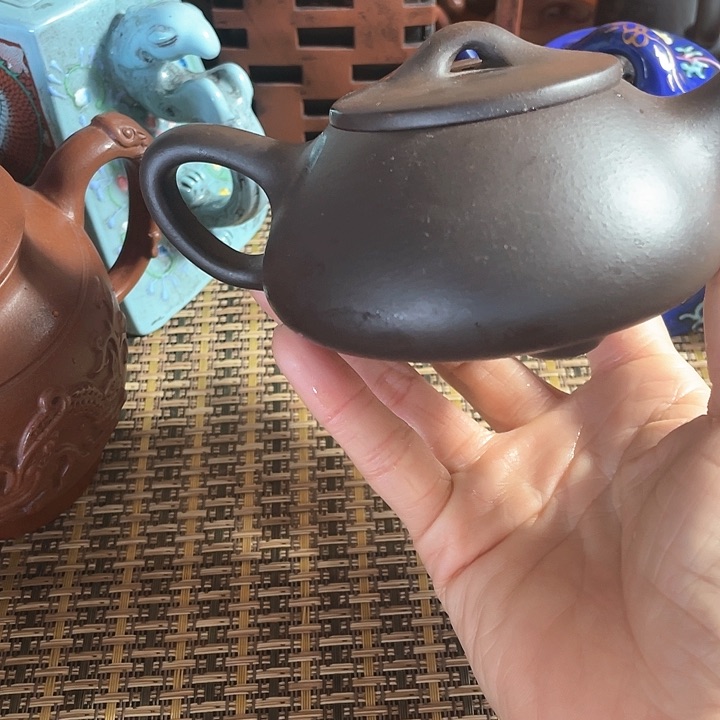 紫砂茶壶原矿泥料手工制作的紫砂壶。