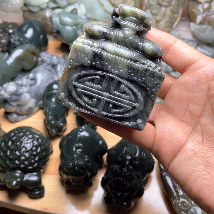 和田玉未镶嵌挂件山**间