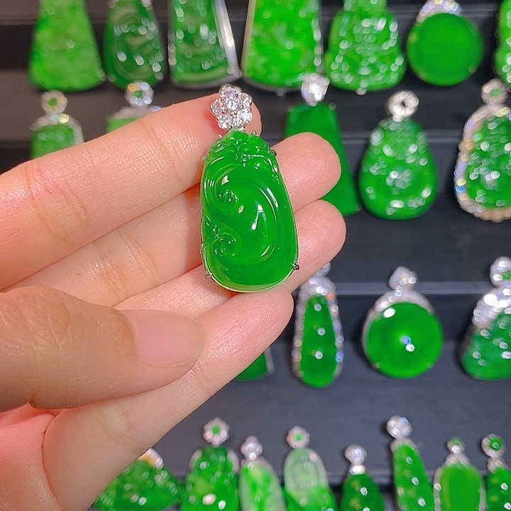 翡翠银S925镶嵌颈饰是