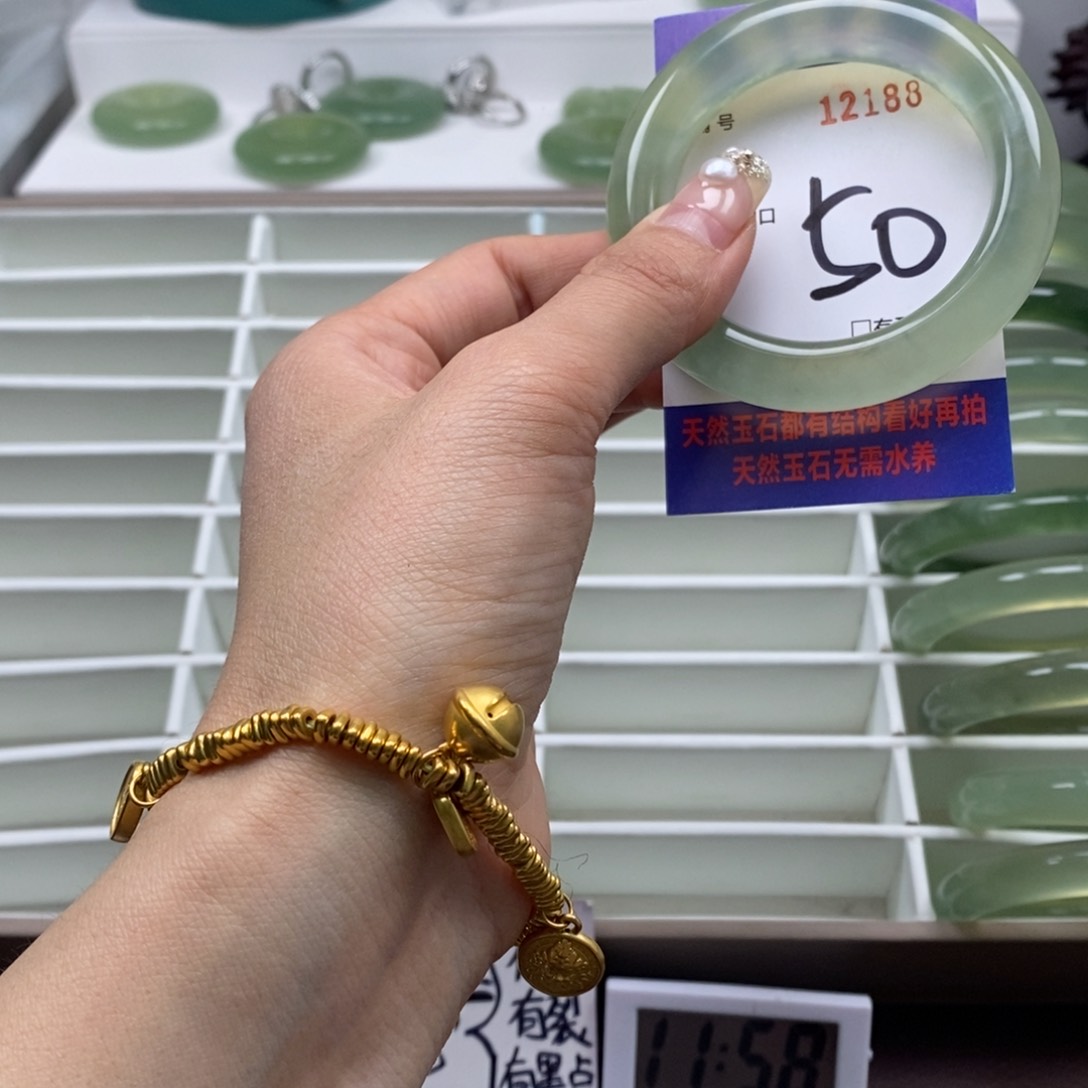 蛇纹石玉手镯未镶嵌