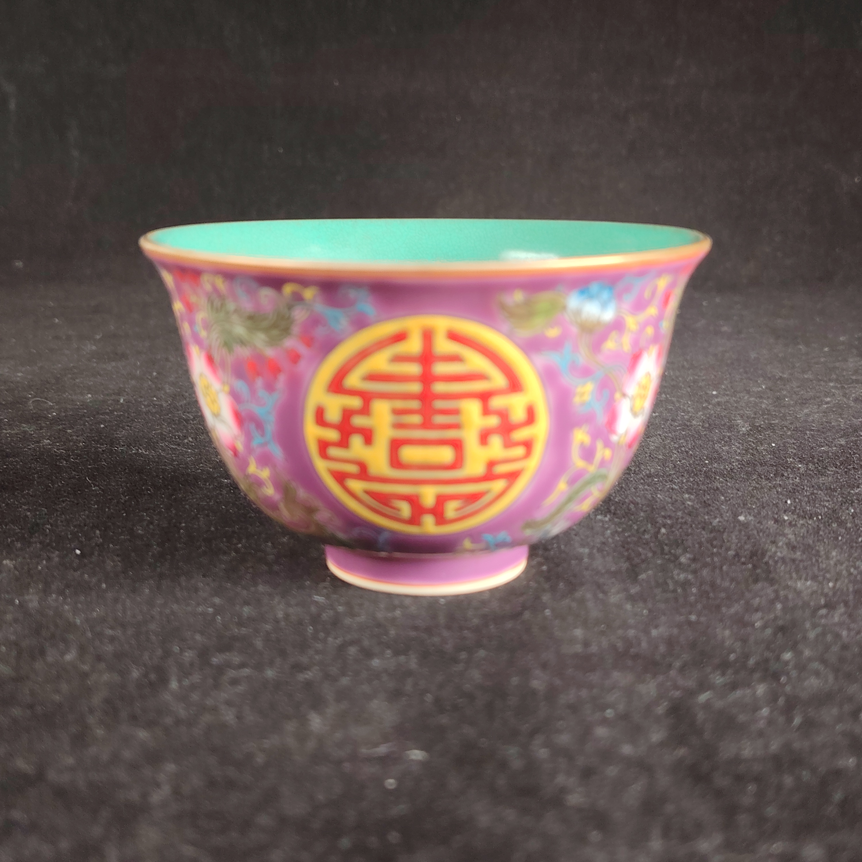 内松石绿釉外紫地粉彩缠枝团寿纹杯