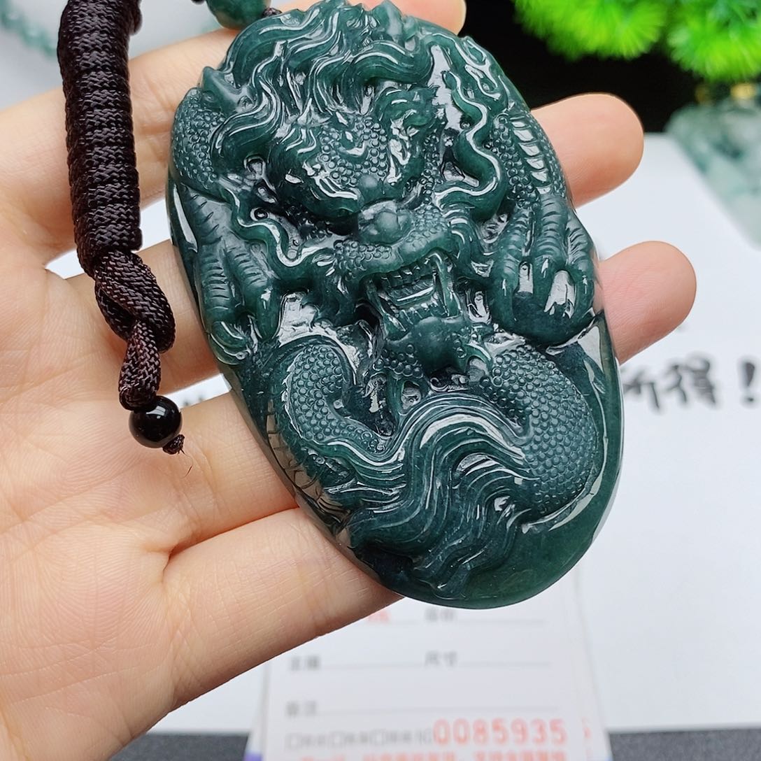 翡翠未镶嵌颈饰 