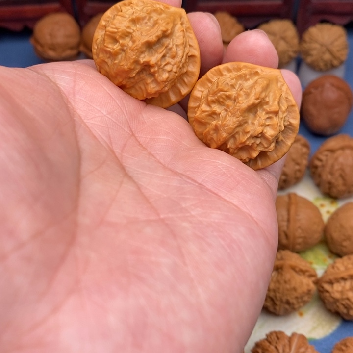 文玩核桃把件蝴蝶官帽