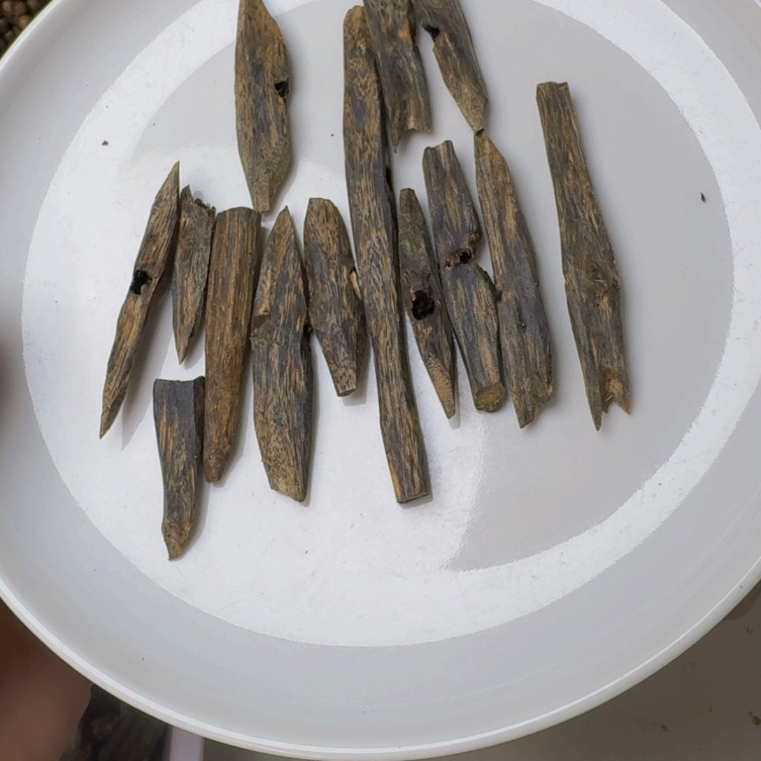 ****鱼沉香沉香碎屑绿棋树心油叶子31克