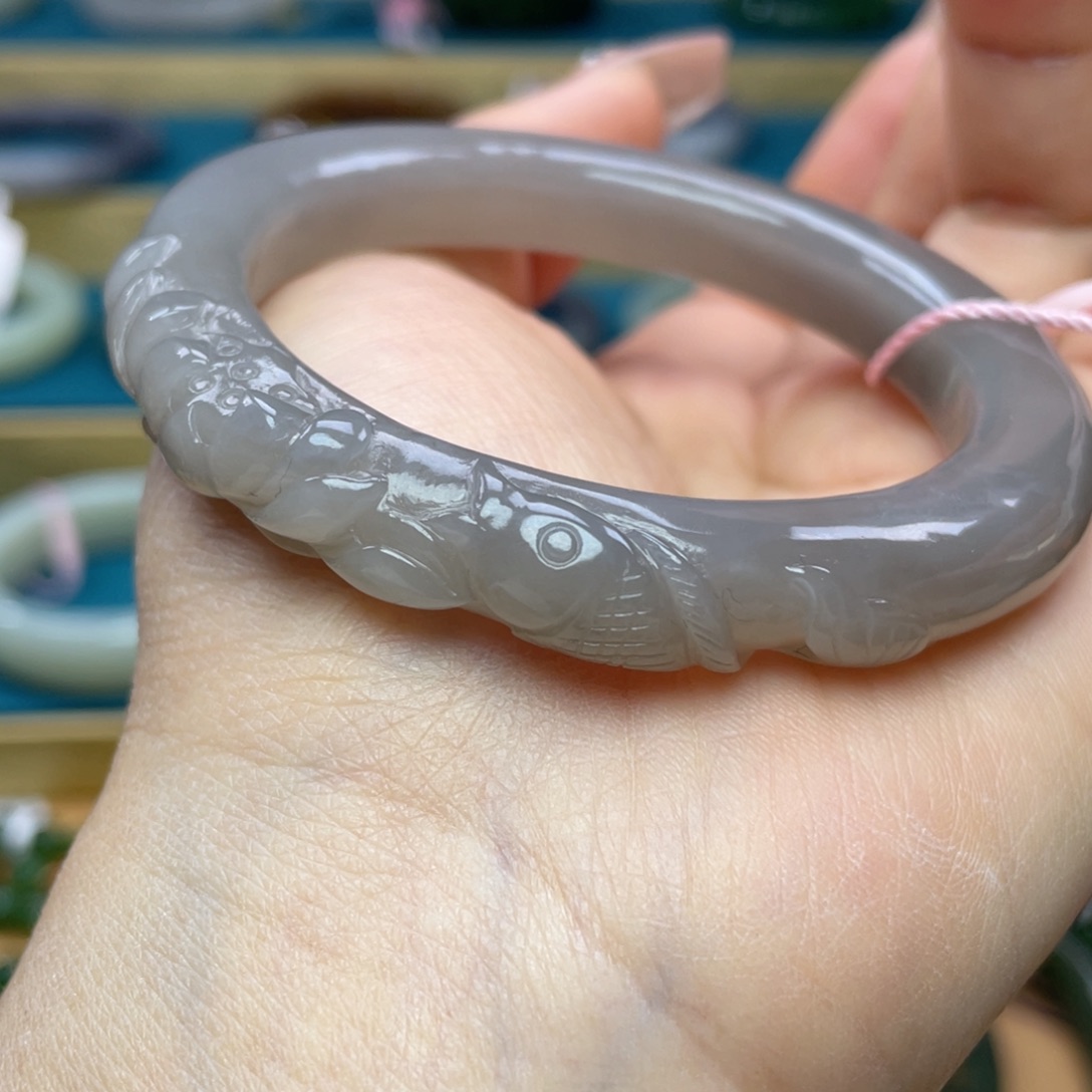 和田玉手镯56圈口。编号28未镶嵌