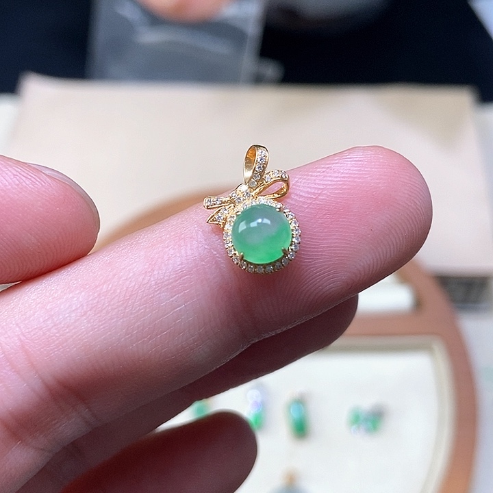 颈饰18K金镶嵌翡翠