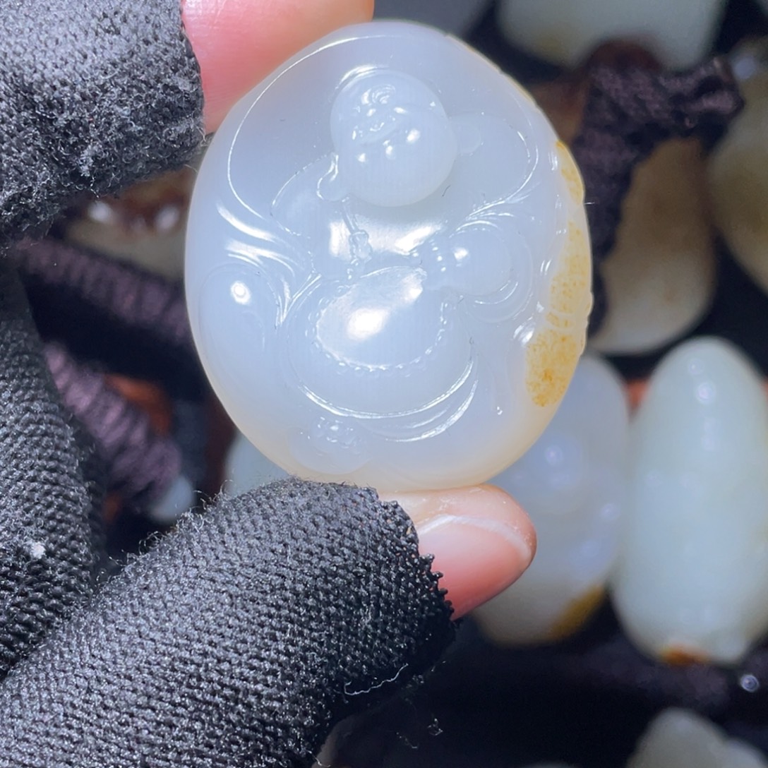 吴***虑和田玉未镶嵌颈饰