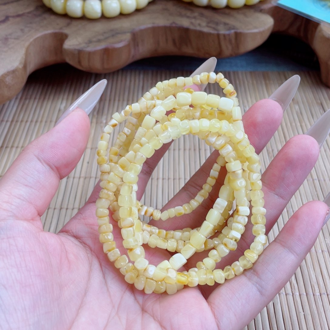 未镶嵌蜜蜡裸石多样性发其中一个