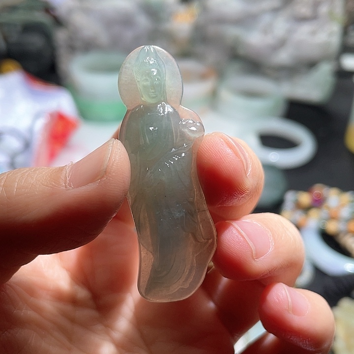 翡翠颈饰未镶嵌卷**条观音