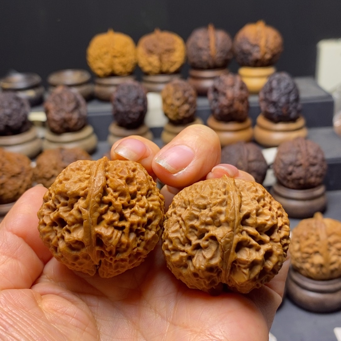 文玩核桃吊坠龙肴绣球38