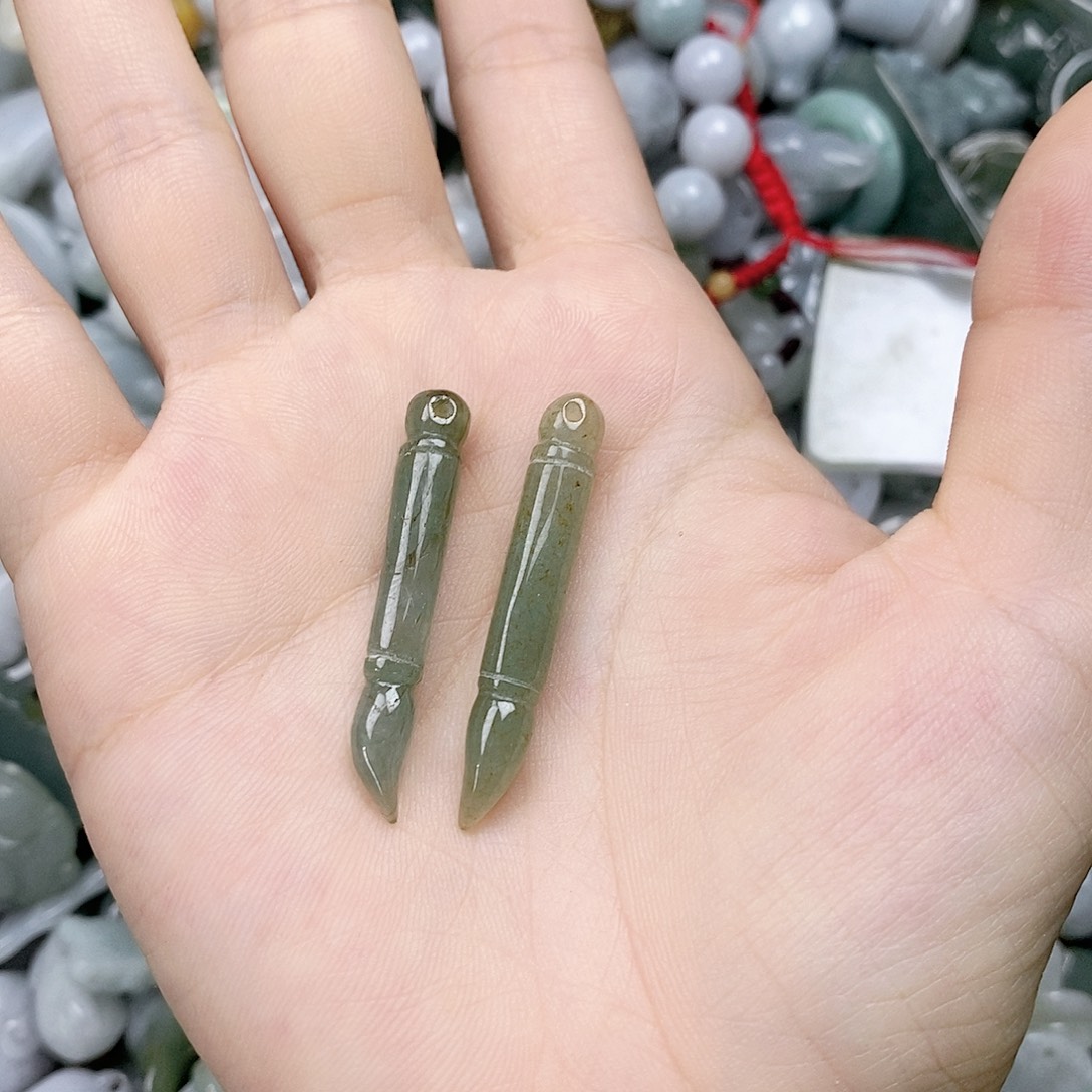 翡翠未镶嵌颈饰笔