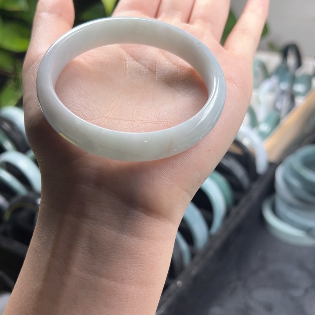 翡翠颈饰未镶嵌翡翠手镯