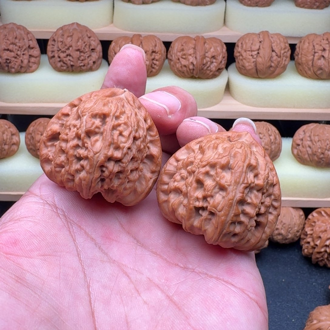 文玩核桃吊坠不*.三角白40+