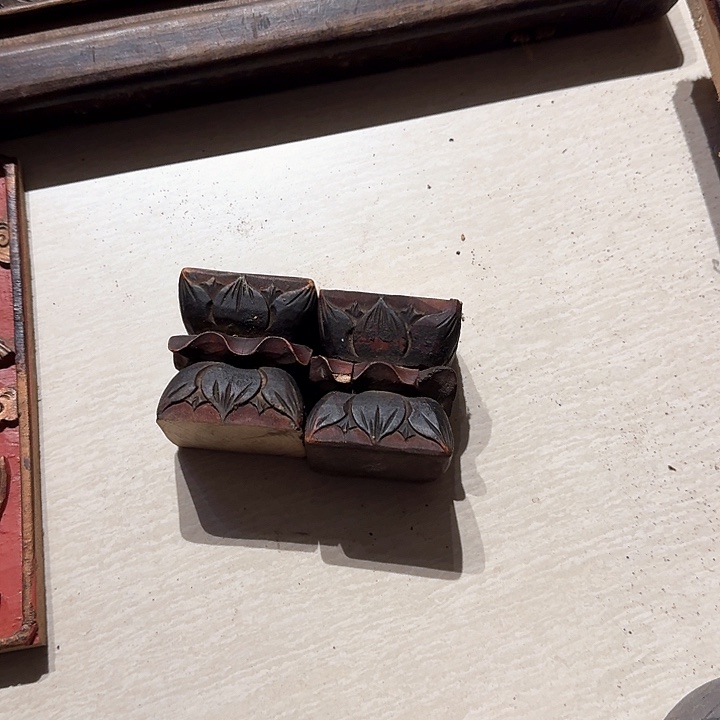 把***化香榧木拉木雕等作品被