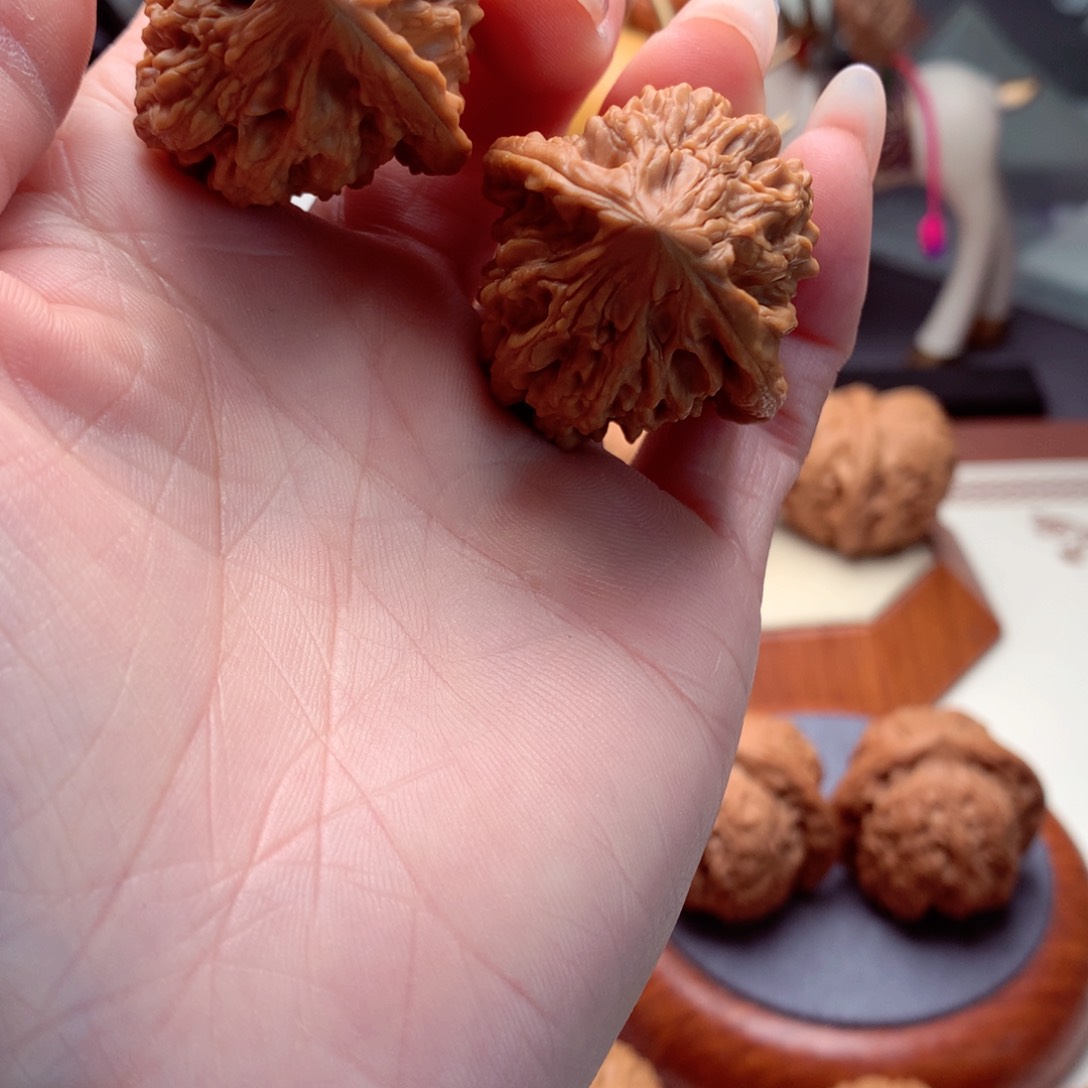 文玩核桃吊坠一*十三陵鸡心 全品。   6号