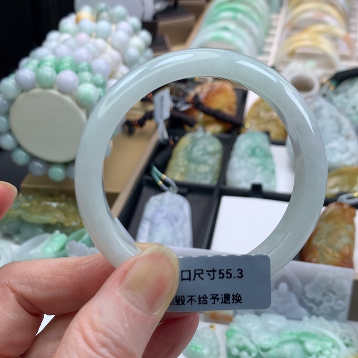 翡翠手镯未镶嵌吊坠