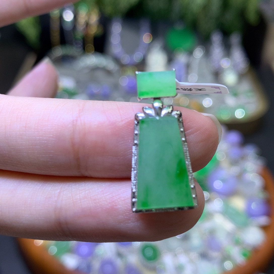 颈饰18K金镶嵌翡翠