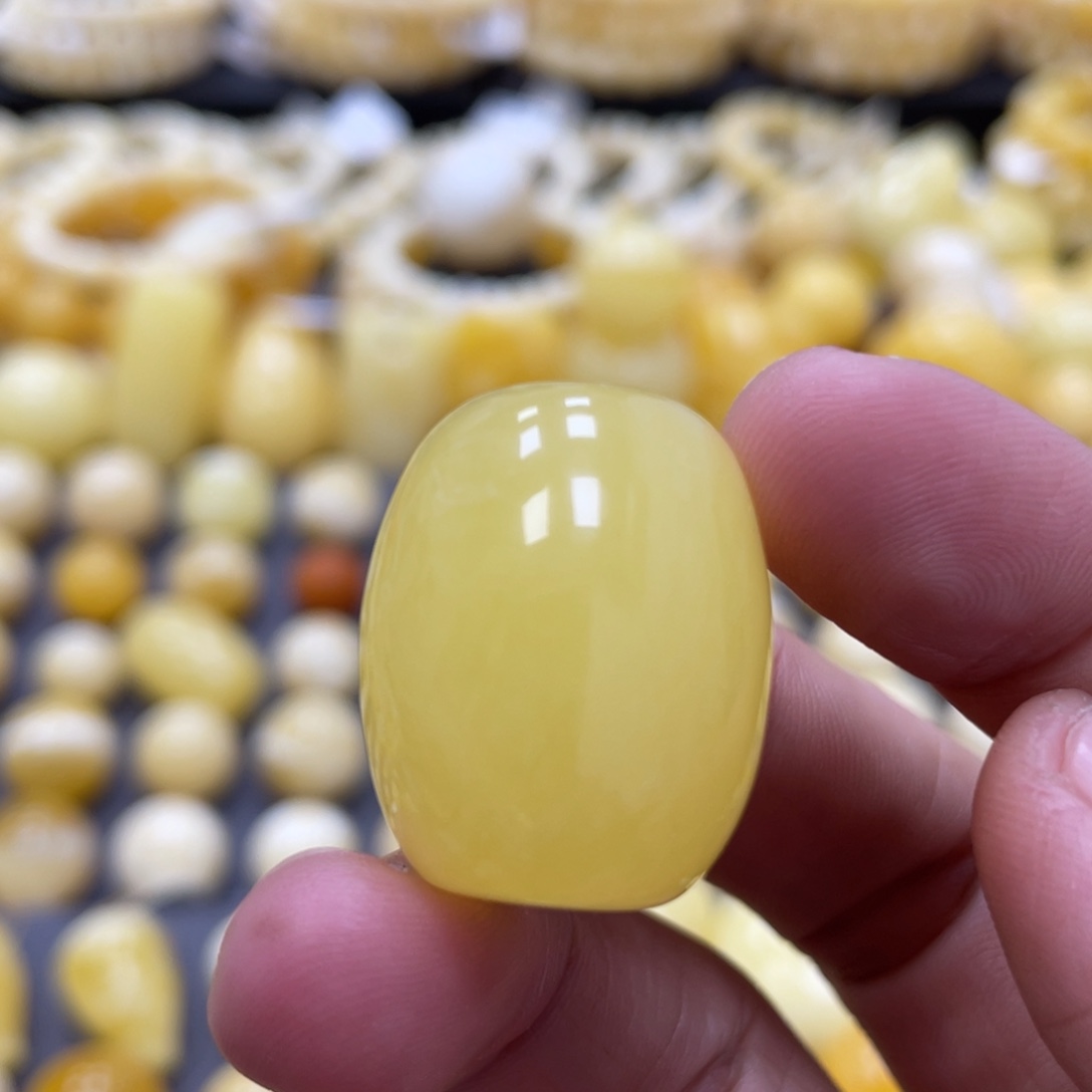 蜜蜡未镶嵌裸石20*25mm瑕疵