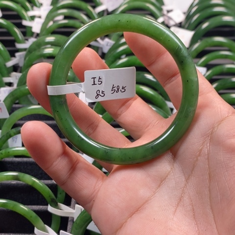 和田玉（碧玉）手镯未镶嵌小****?