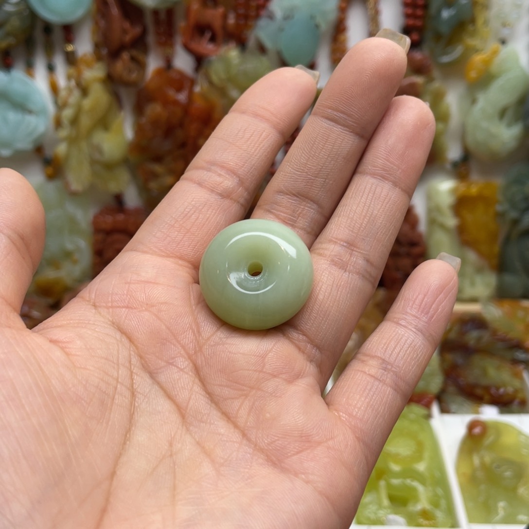 蛇纹石玉颈饰未镶嵌