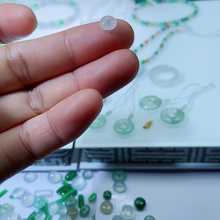 豆***欣翡翠未镶嵌颈饰缅甸天然翡翠冰扣