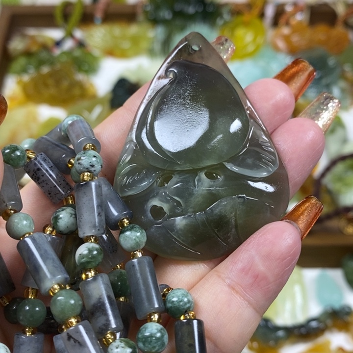 蛇纹石玉未镶嵌吊坠