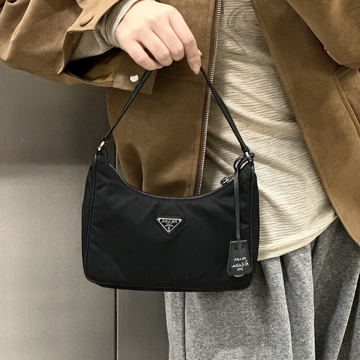 95新 Prada/普拉达 2005黑色hobo腋下包