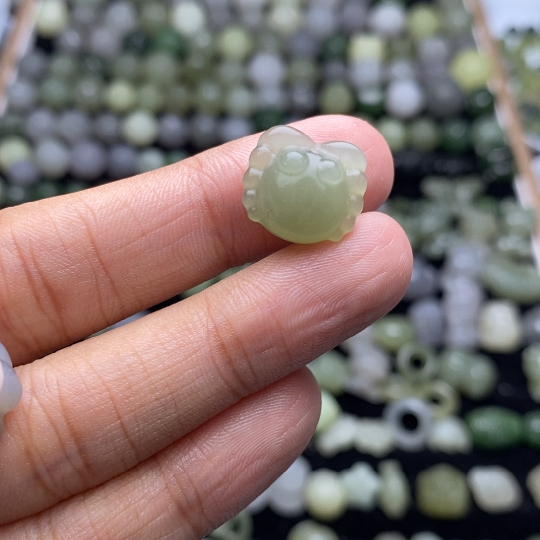 包***容和田玉未镶嵌颈饰