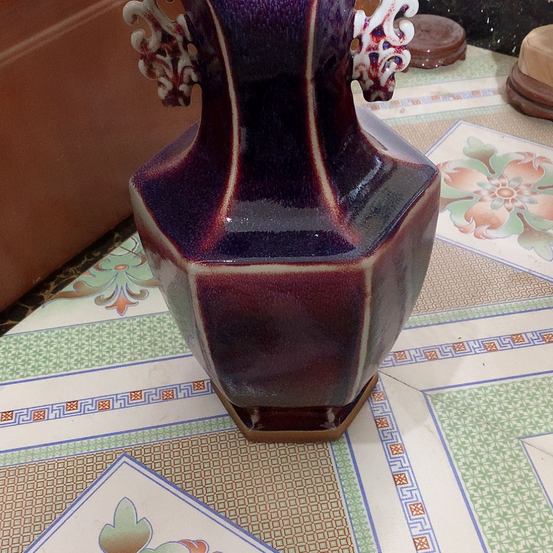 杯同*国大师鱼子纹六方瓶