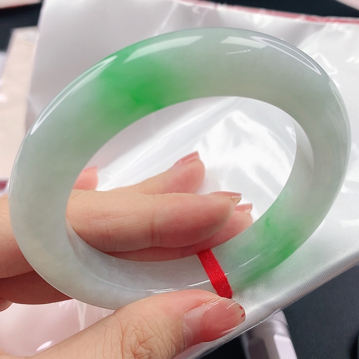 翡翠手镯未镶嵌，770