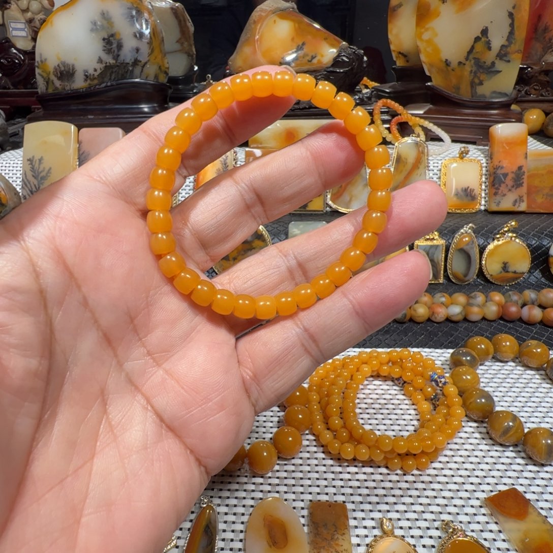 中***庸石英质玉（黄龙玉）合金手链