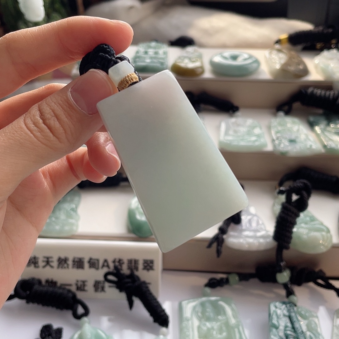 翡翠未镶嵌颈饰无事牌