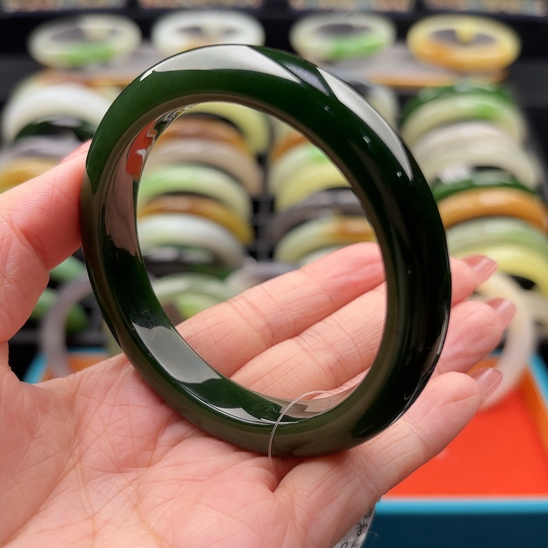 和田玉未镶嵌手镯老坑肉底菠菜绿56.8