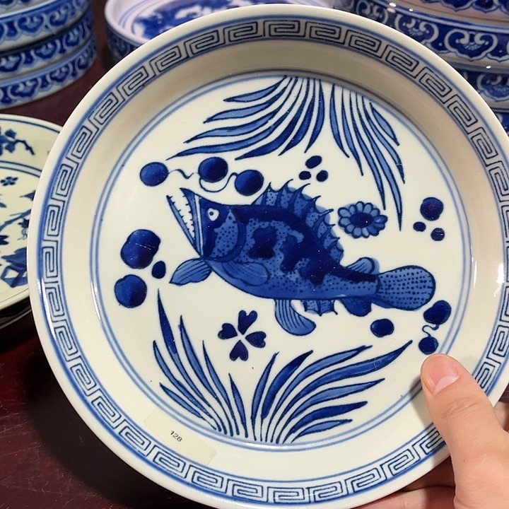 瓷片////////直径19厘米。黄